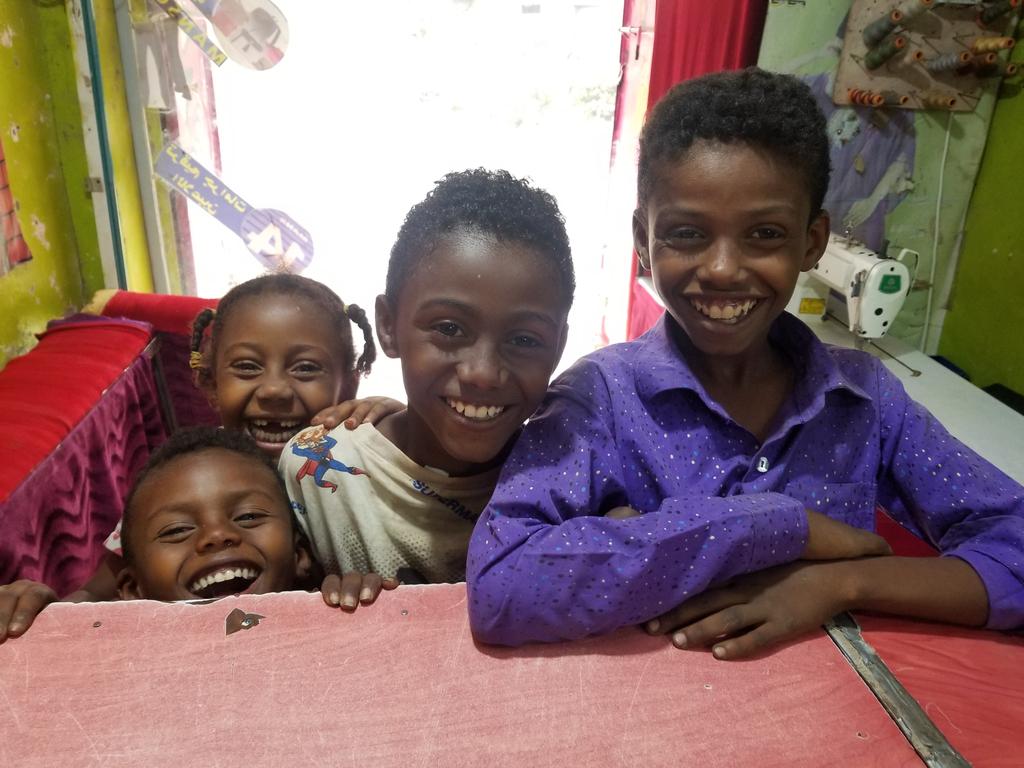 رغم المتاعب والمعاناه تحت راية المهمشين لكن الابتسامه علي وجه اسود عريضة تفوح منهم التفائل وتعبير معنى الحياه  #حياة_مهمه