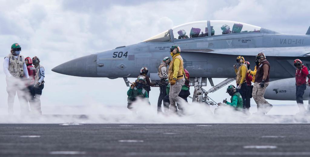 U.S. Navy (@USNavy) on Twitter photo 2020-09-04 23:00:08 @USNavy photos of the day: #USSRonaldReagan conducts #FltOps, #USSAmerica replenishes at sea, #USSRafaelPeralta returns from deployment and #USSPaulHamilton conducts a live-fire exercise. ⬇️ info & download ⬇️: navy.mil/Resources/Phot… @USNavy photos of the day: #USSRonaldReagan conducts #FltOps, #USSAmerica replenishes at sea, #USSRafaelPeralta returns from deployment and #USSPaulHamilton conducts a live-fire exercise. ⬇️ info & download ⬇️: navy.mil/Resources/Phot…