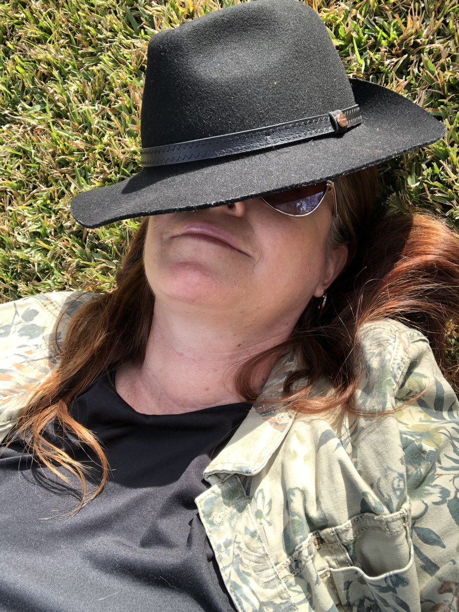 HealFromBurnout's tweet photo. How would it feel to create a calming change to your system in as little as 4 seconds? 

This is what happens when you get your bare feet onto the earth and allow mother nature to work its magic calming your nervous system down. 

https://t.co/XGtgvJOKj4

#adrenalfatigue #burnout https://t.co/snEQswI3gX