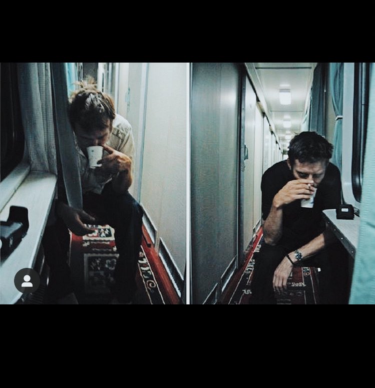 thepassengerma's tweet photo. A Damon Albarn y Jamie Hewlett les gustan tanto las culturas asiáticas que para inspirarse y crear @gorillaz, viajaron a varios países orientales. Aquí están en un tren en China. ¿Cuál es tu canción favorita de la banda? 🎼 #iamthepassenger #viajarinspira https://t.co/CfmbtvlCZJ