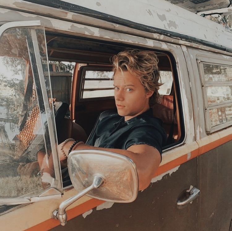 Get in loser, we’re going 𝘴𝘩𝘰𝘱𝘱𝘪𝘯𝘨. 🤙🏻