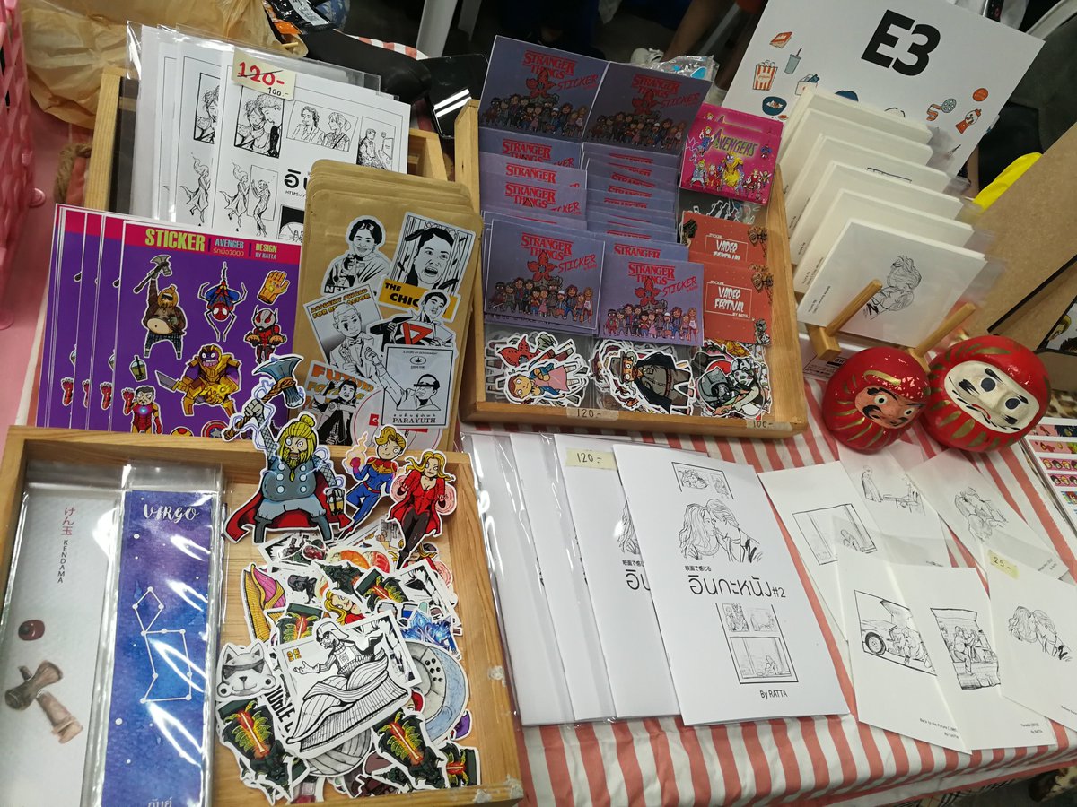 ratta_pond's tweet photo. เจอกันน้าาาาาา บูธ E3 

#Pakati
#RATTA
#MOViEที่คิดถึง
#10ArtMarket
#sticker
#stangerthing​
- - - - - - - - - - - - - - - - - - - -
📽 MOV(i)E...ที่คิดถึง
🗓 5 - 6 September 2020
⏰ 11.00 AM - 07.00 PM
📍 10House (MRT Ratchadaphisek) https://t.co/ZgCiPIjr9E