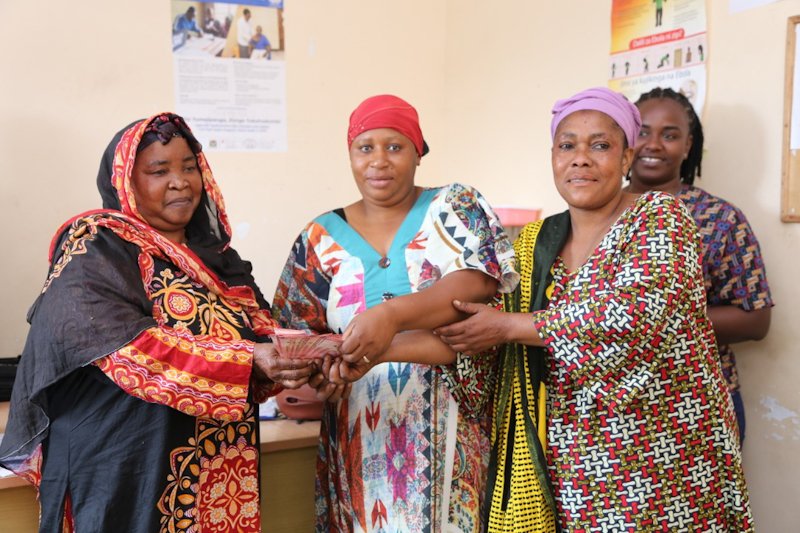 ladiesjoint's tweet photo. Jumla ya makundi sita ya wanawake wajasiriamali wadogo kutoka kata ya vingunguti,
Wamepokea ufadhili wa mitaji kutoka ladies joint forum chini ya mradi wake uitwao
"SHE IS HERO" https://t.co/QAyG80i5xT