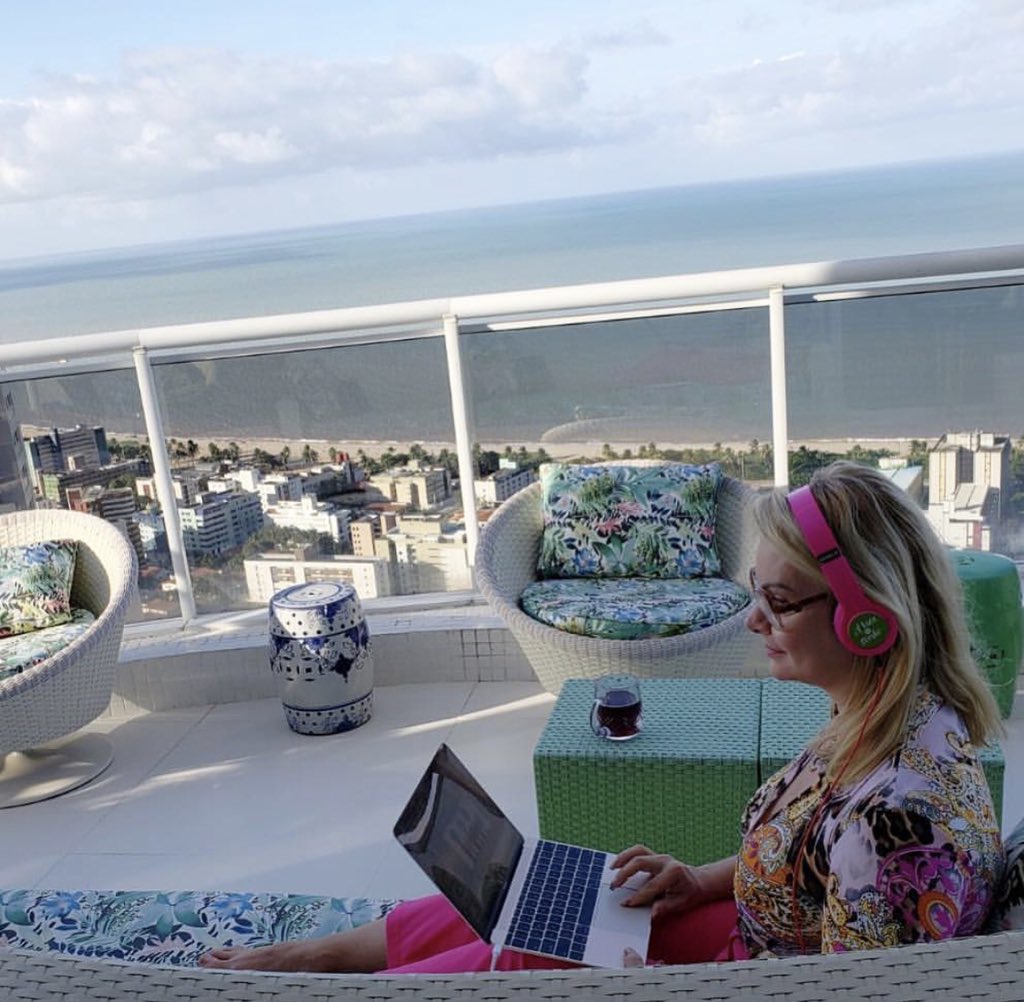 When we work with what we ❤️ and have purposes, there’s no holiday. Saturday, Sunday or anything else that prevents us from trying our best!!! Today, my ‘’ office’’ is on my porch! Been an 🏅🏅expert 📊Forex/Bitcoin trader💻, I’ve the freedom to work anytime and wherever I am.