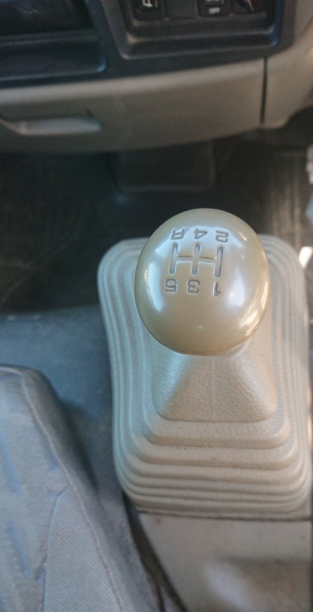 ラクシス 職場の車なんですが シフトレバー逆向いてるんですよ つまり表記の1速入れたらバックする