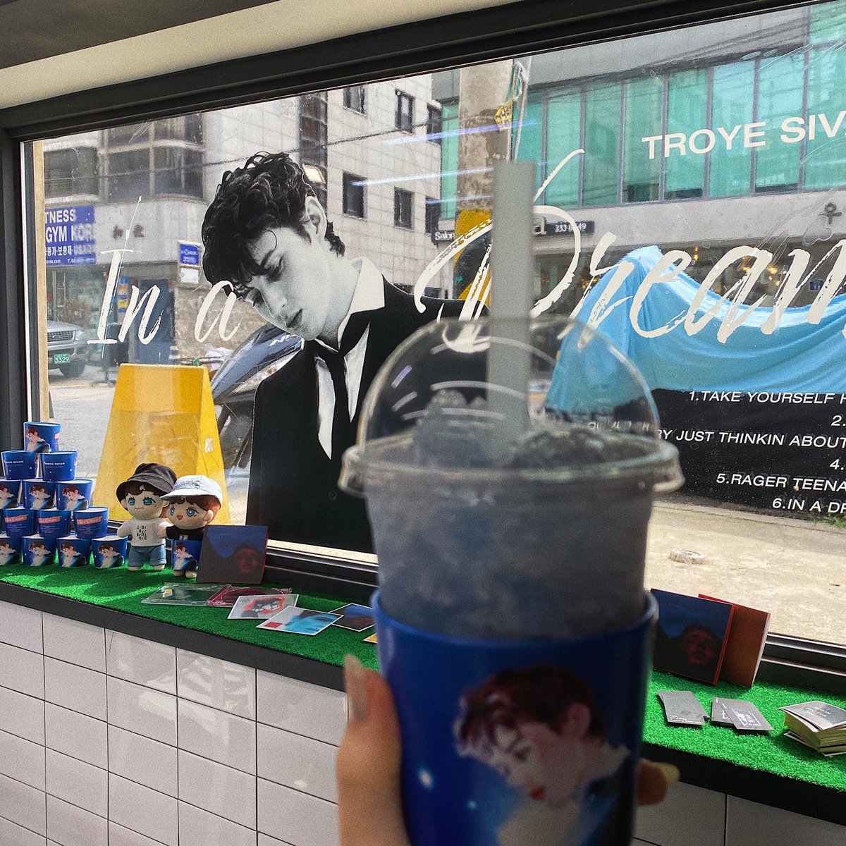 #트로이시반_꿈속에서
스티커 받으려고 밤새우고 8시에 출발했는데 다행히 스티커 받았어요😭 
음료수도 너무 예쁘고 쿠키도 맛있었어요! 코로나만 아니었으면 매일 왔을 텐데..🥺
이벤트 정말 감사드려요💖