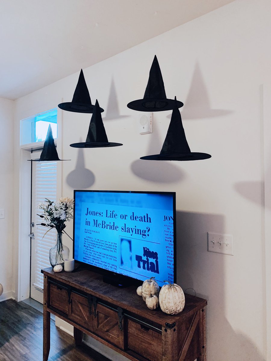 haybell8's tweet photo. my place has been decorated since mid August but we ready 👻 🎃 https://t.co/H4s3SxVr6R