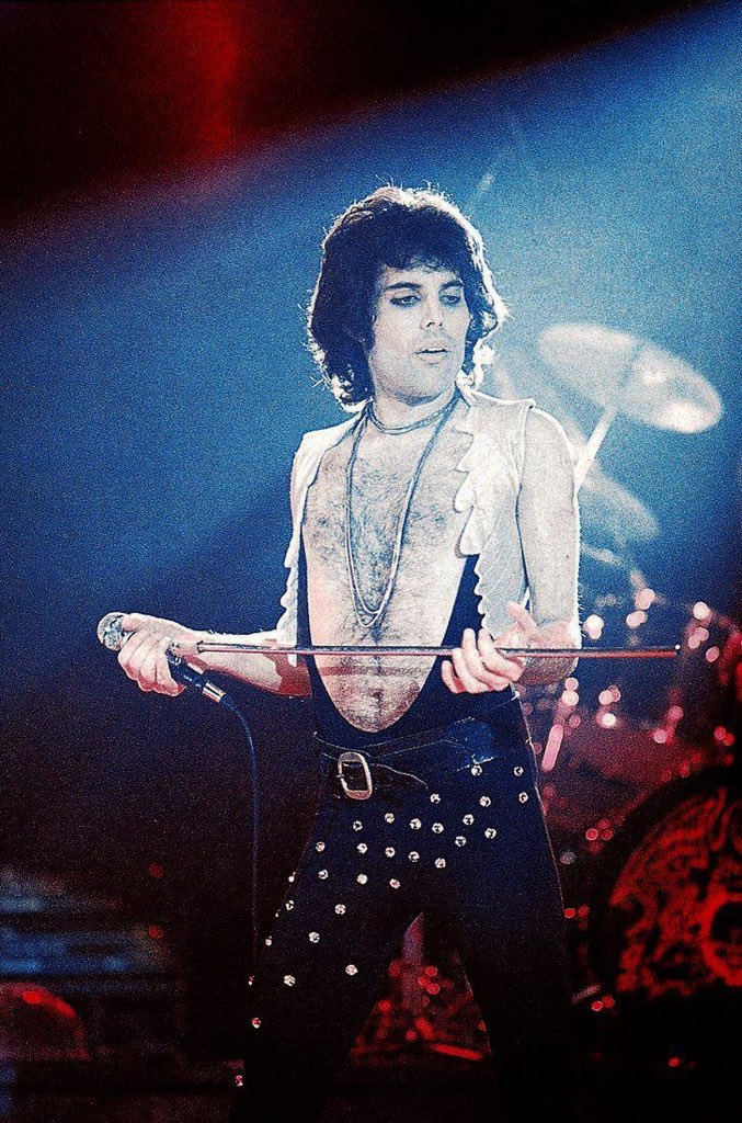 crazybulsara's tweet photo. Querido Freddie Mercury...

Nunca me viste, nunca me hablaste.
Nunca pude verte, nunca pude hablarte.
No pude verte arriba de un escenario, no me pudiste ver en el público.

Pero...

A pesar de todo, sos lo mejor que me pasó. Cambiaste mi vida, para mejor.
Gracias por todo😔🥺 https://t.co/G672lpAnW8