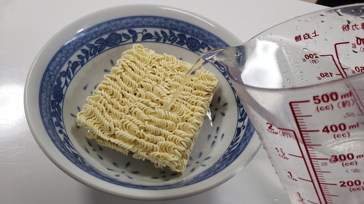 インスタントラーメンって実は水だけでも作れて 台風対策にもなる非常時のラーメンの食べ方が話題に Togetter インスタントラーメンって実は水だけでも作れて 台風対策にもなる非常時のラーメンの食べ方が話題に Togetter