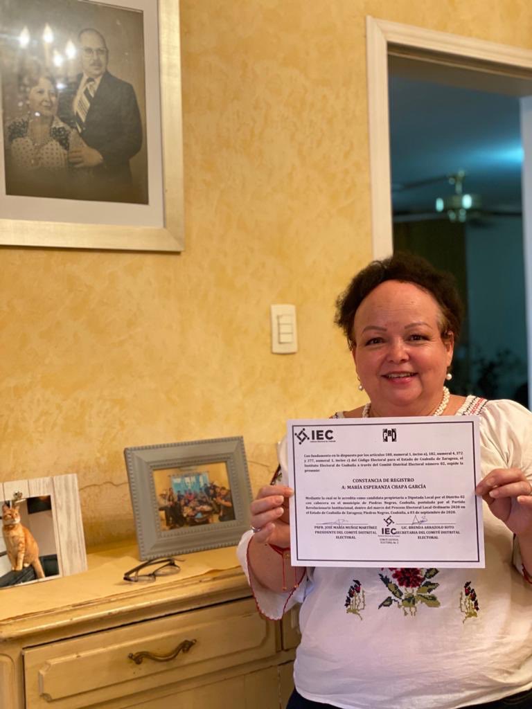 PelanchaC's tweet photo. Gracias a mi equipo de representación y al IEC hoy recibí mi constancia de registro que me acredita como candidata propietaria a diputada local.

#PelanchaContigo https://t.co/CYQrjrIFlS