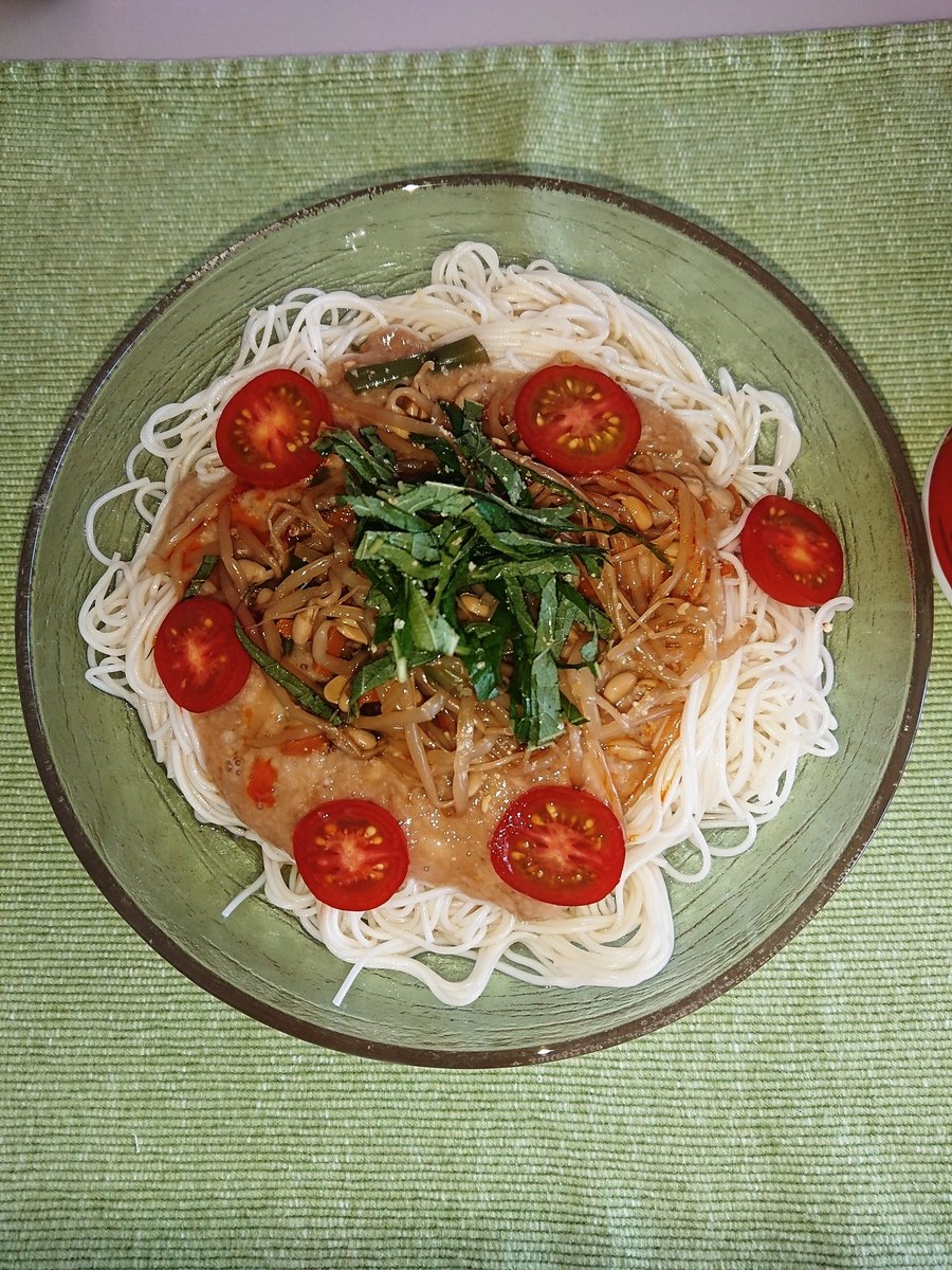 あたし 休日昼ごはん まだあるそうめん 茹でてごま油を絡める 冷蔵庫で冷やす とろろにめんつゆで味付け 豆もやしとニンジンのレンチンナムル 色付けは 大葉と 満腹 おうちごはん 簡単レシピ あたし 休日昼ごはん まだあるそうめん 茹でてごま油を絡める 冷蔵庫で冷やす とろろにめんつゆで味付け 豆もやしとニンジンのレンチンナムル 色付けは 大葉と 満腹 おうちごはん 簡単レシピ