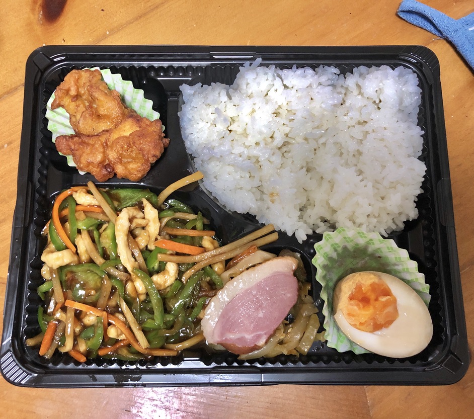 どぎも 8 30 ダンダダン酒場 新宿三丁目 肉汁焼餃子弁当 油淋鶏弁当 各650円税込 テイクアウトだからか 餃子の方は普通 母曰く 油淋鶏はバリバリでうまいぞ 次は私も油淋鶏 新宿テイクアウト テイクアウト ランチ 新宿 新宿三丁目