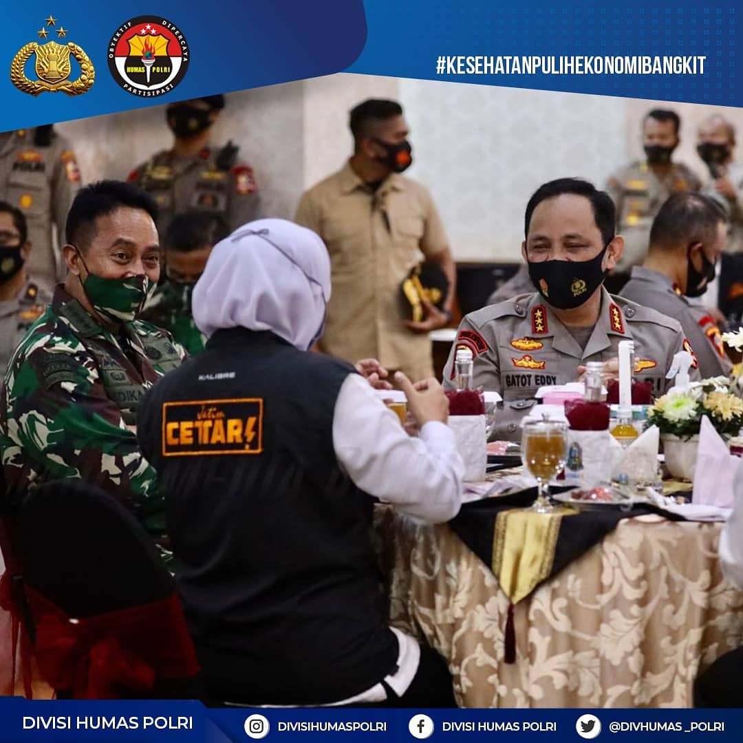 HumasPolresTMG's tweet photo. Bahas Penanganan Covid-19 dan sosialisasi Pencegahan Covid-19, KASAD dan Wakapolri Gelar Kunker Ke Jatim #PakaiMaskerUntukSemua https://t.co/LZgsS4eRTK