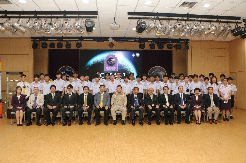 ThaiPublicMedia's tweet photo. รมว.ศธ. เยี่ยมชมโครงการ “BCC SPACE PROGRAM : การส่งดาวเทียม BCCSAT-1 เข้าสู่อวกาศ” โรงเรียนกรุงเทพคริสเตียนวิทยาลัย
https://t.co/vNMmS6jfkb
#BCCSpaceProgram #BCCSAT1 https://t.co/xuvhMFiW2d