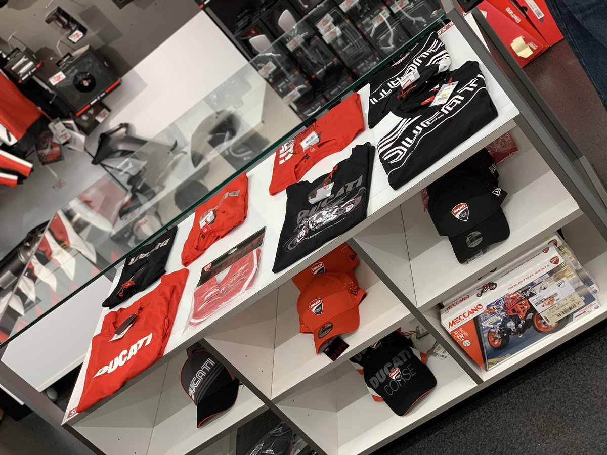 motosquare_ap's tweet photo. DUCATIアパレルSALE開催中！！
20%～40%となっておりますので是非この機会にお求めくださいませ💁‍♀️
是非この機会にお求めください‼️
#motosquare #ducati #autoplanet
#bike #apparel #sale #tshirt #helmet #jacket #pants #cap #triumph #mvagustaapparel 
#数に限りがありますのでご了承下さい 。 https://t.co/t93pqtGZ35