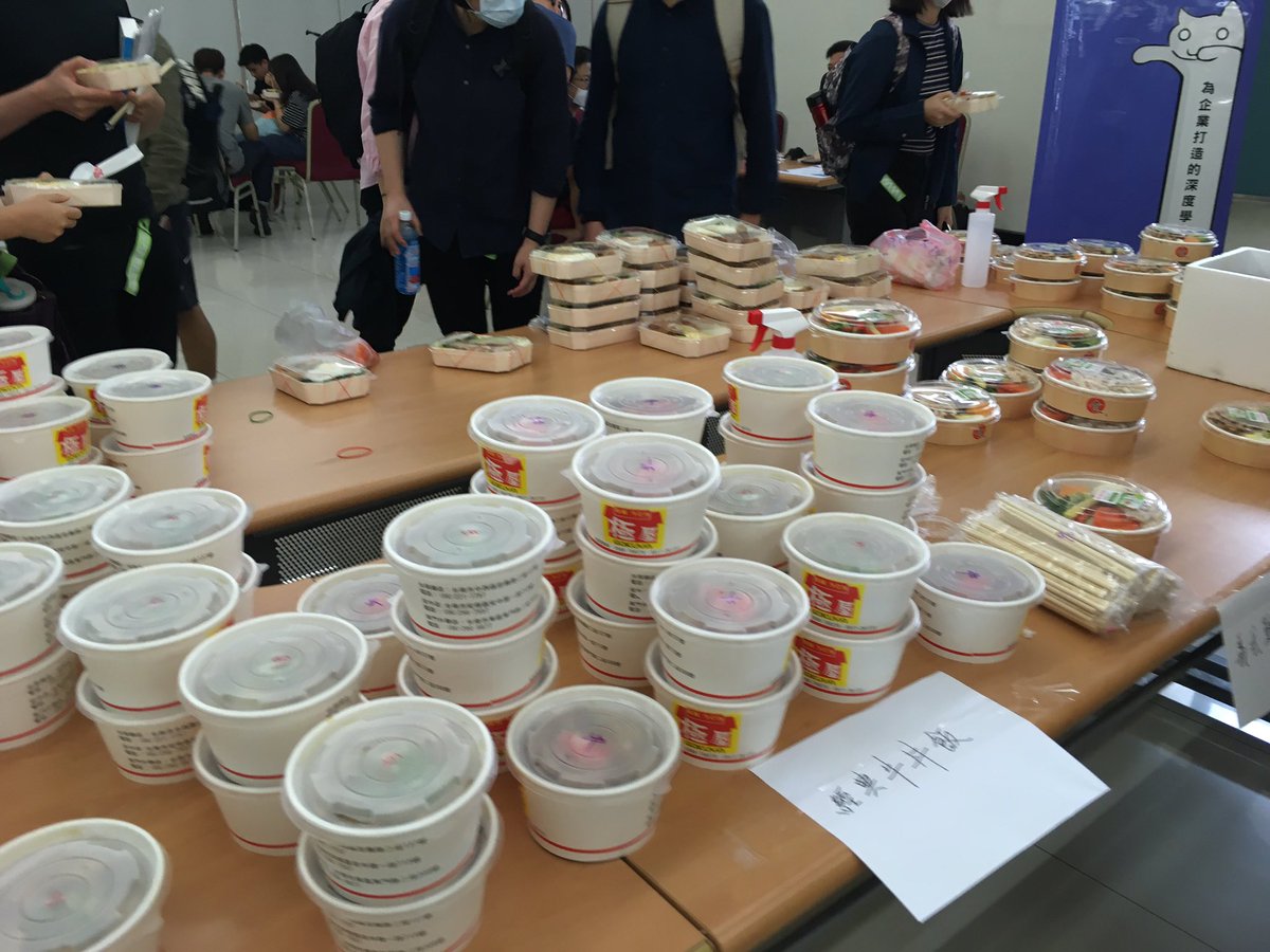 jackymaxj's tweet photo. 第一次看到研討會便當可以選的,太神啦 #PyConTW2020 https://t.co/lYR5alrCSG