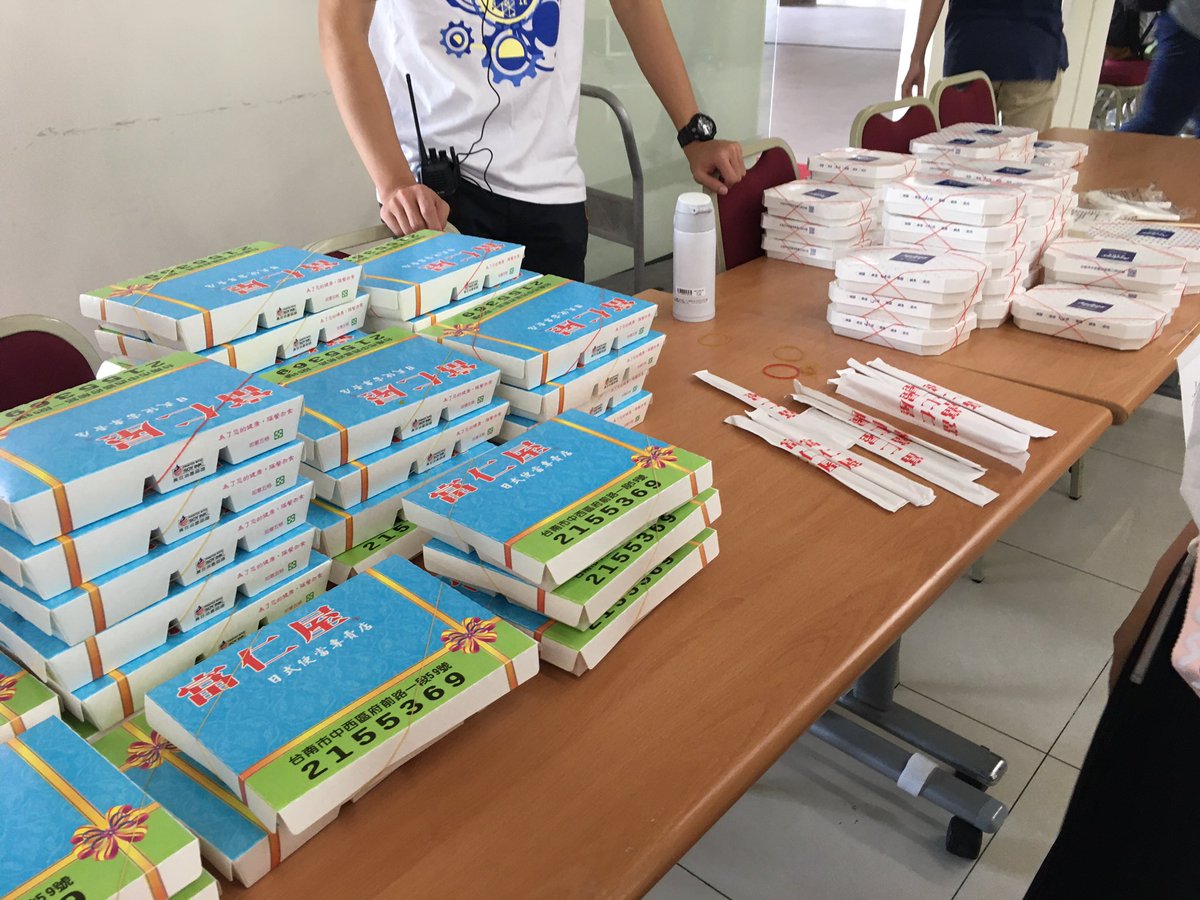 jackymaxj's tweet photo. 第一次看到研討會便當可以選的,太神啦 #PyConTW2020 https://t.co/lYR5alrCSG