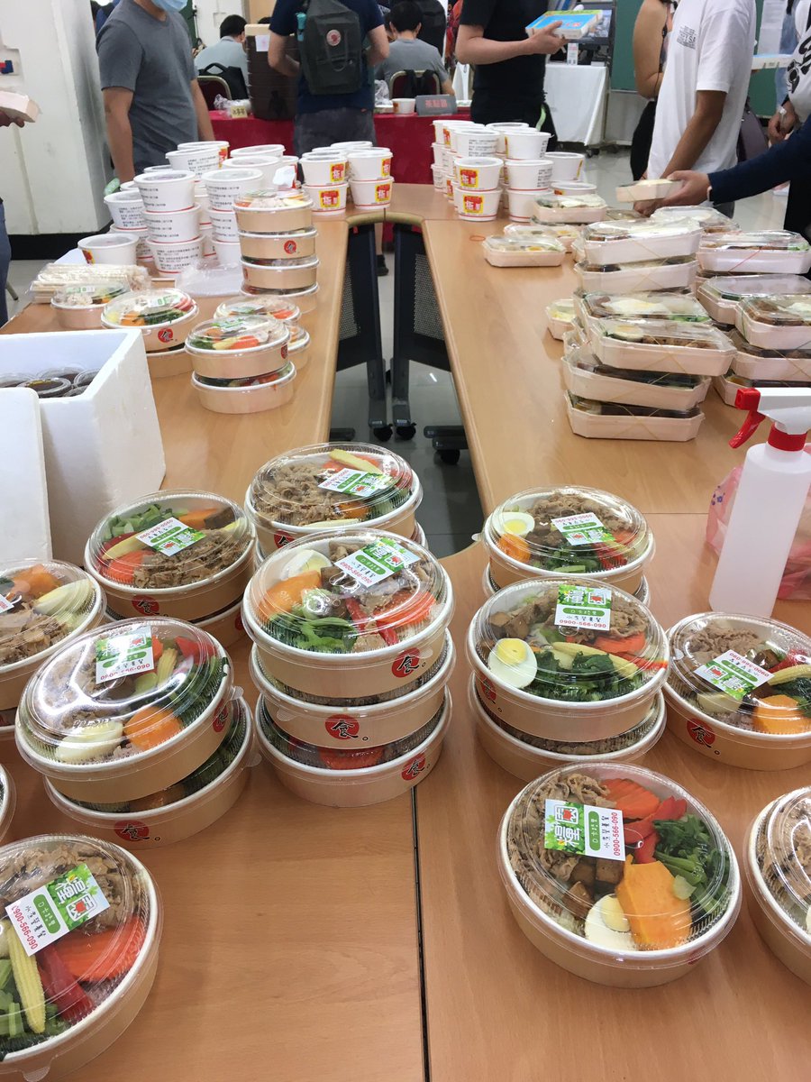 jackymaxj's tweet photo. 第一次看到研討會便當可以選的,太神啦 #PyConTW2020 https://t.co/lYR5alrCSG