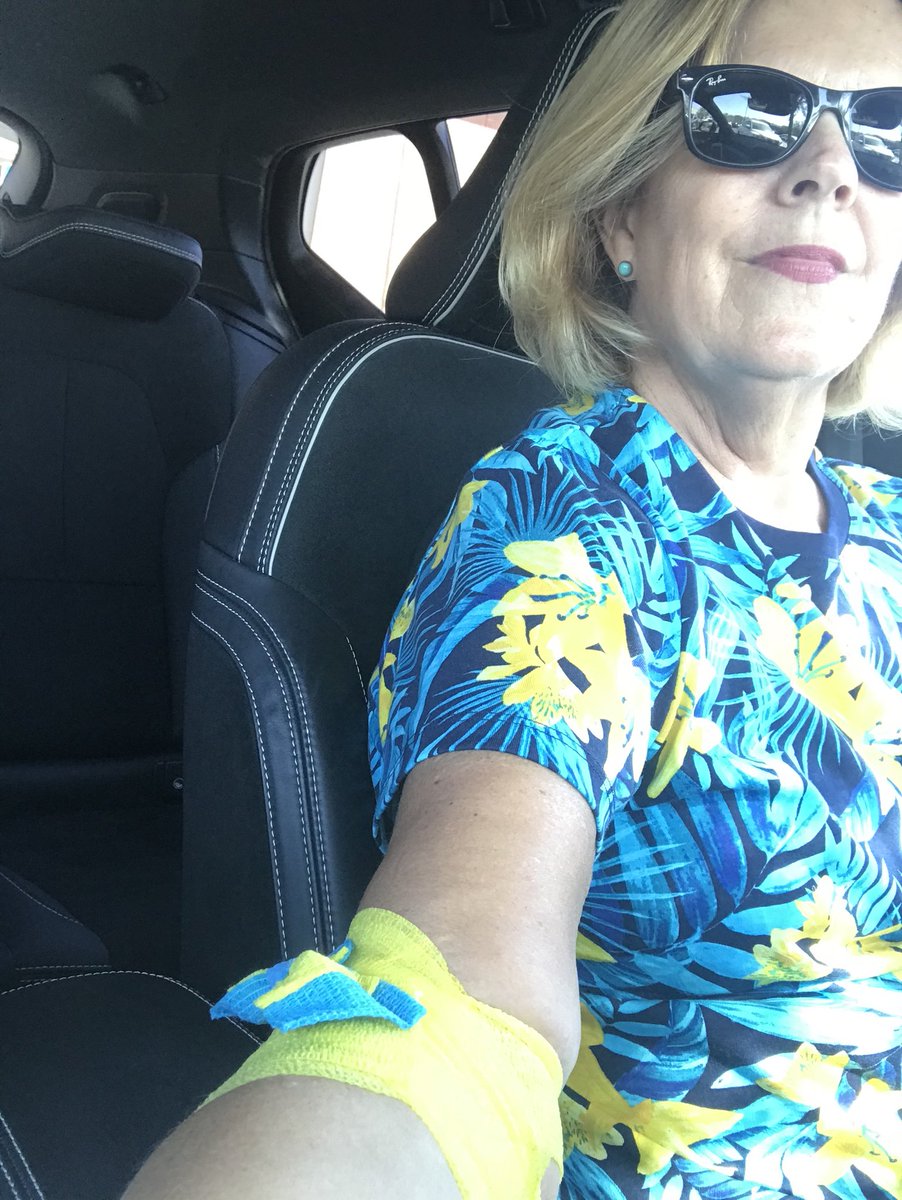 ReadRbn's tweet photo. Fashion points to the phlebotomist! ⁦@lifestreamblood⁩ #matchymatchy #donateblood #savelives https://t.co/zkDH1knoRp