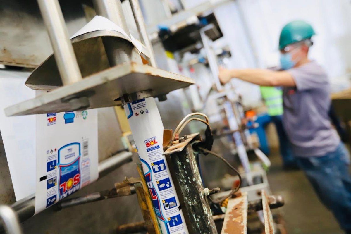 Gobierno_SV's tweet photo. El comisionado @LRodriguez_SV visitó la planta de Lejía Maxisol, conociendo la línea de producción de los artículos esenciales para mantener las medidas sanitarias, adaptando su trabajo de cara a las demandas que presenta la pandemia #COVID19. https://t.co/b7plnO0P43