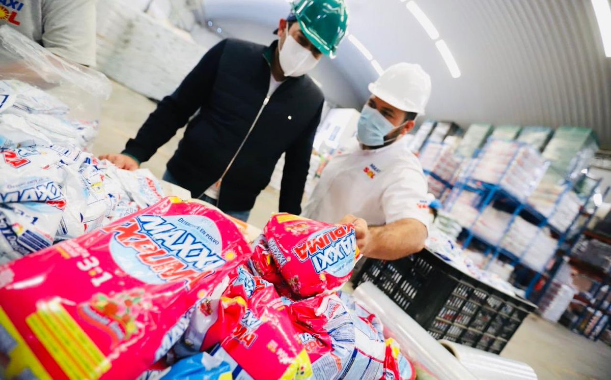 Gobierno_SV's tweet photo. El comisionado @LRodriguez_SV visitó la planta de Lejía Maxisol, conociendo la línea de producción de los artículos esenciales para mantener las medidas sanitarias, adaptando su trabajo de cara a las demandas que presenta la pandemia #COVID19. https://t.co/b7plnO0P43