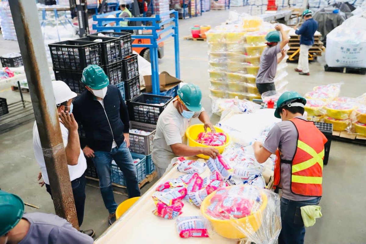 Gobierno_SV's tweet photo. El comisionado @LRodriguez_SV visitó la planta de Lejía Maxisol, conociendo la línea de producción de los artículos esenciales para mantener las medidas sanitarias, adaptando su trabajo de cara a las demandas que presenta la pandemia #COVID19. https://t.co/b7plnO0P43
