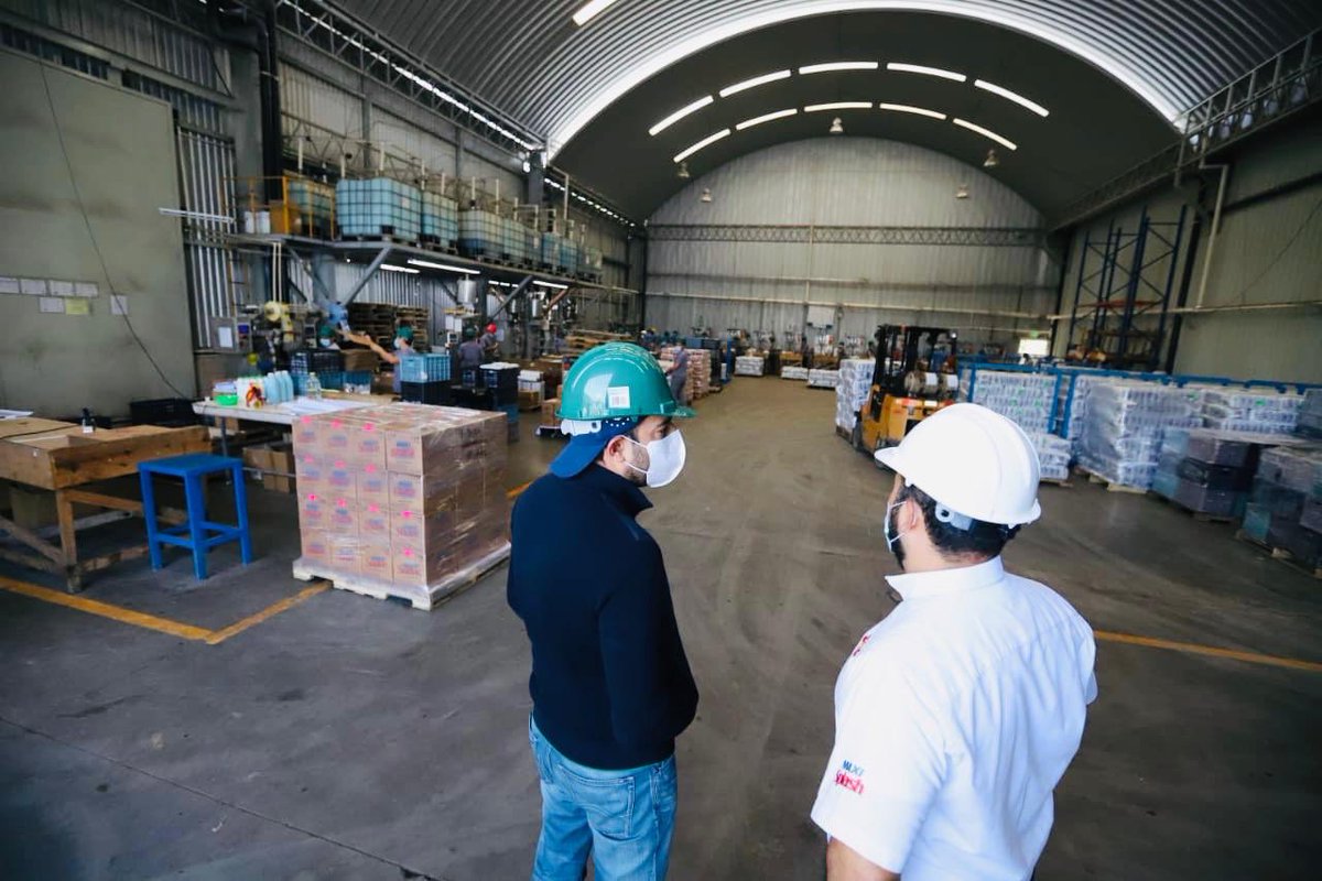 Gobierno_SV's tweet photo. El comisionado @LRodriguez_SV visitó la planta de Lejía Maxisol, conociendo la línea de producción de los artículos esenciales para mantener las medidas sanitarias, adaptando su trabajo de cara a las demandas que presenta la pandemia #COVID19. https://t.co/b7plnO0P43