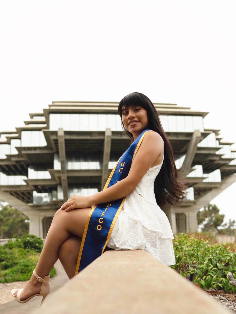 bwapayola's tweet photo. Some of my grad pic flicks 📸 https://t.co/6IBrcnum54