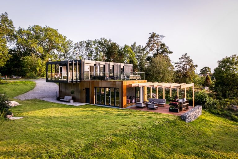 Builderproject1's tweet photo. This container house is built with 4×40 FT shipping containers. The striking and unique architecture of the house offers an extraordinary accommodation experience.
#Builderprojectsolution #containerhouse https://t.co/mLzgTdgrkG