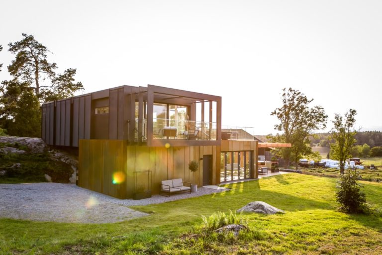 Builderproject1's tweet photo. This container house is built with 4×40 FT shipping containers. The striking and unique architecture of the house offers an extraordinary accommodation experience.
#Builderprojectsolution #containerhouse https://t.co/mLzgTdgrkG