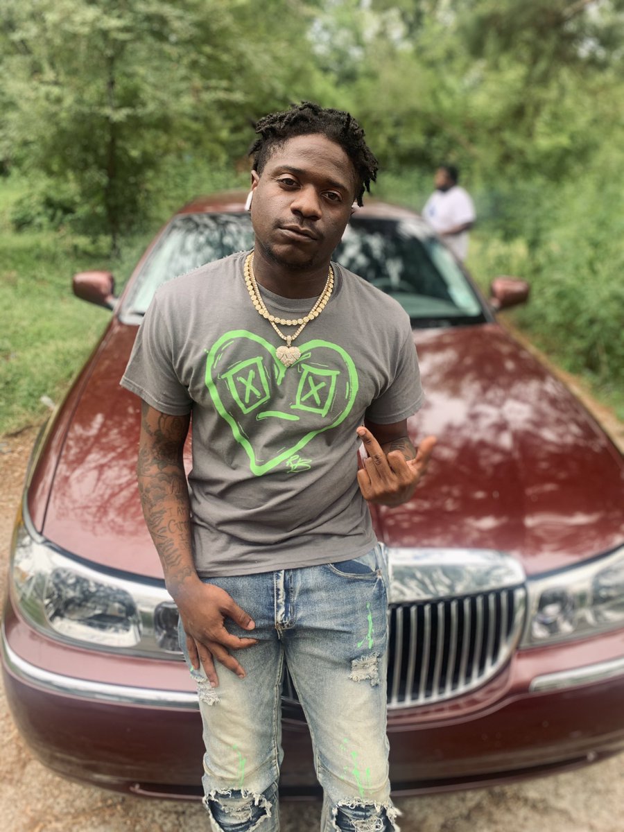 bigcoptaaa's tweet photo. Aint sellin my soul for $100k🙅🏾♂️ Take me home🏚 #Gunroe💚 https://t.co/B6sgv5n2cx