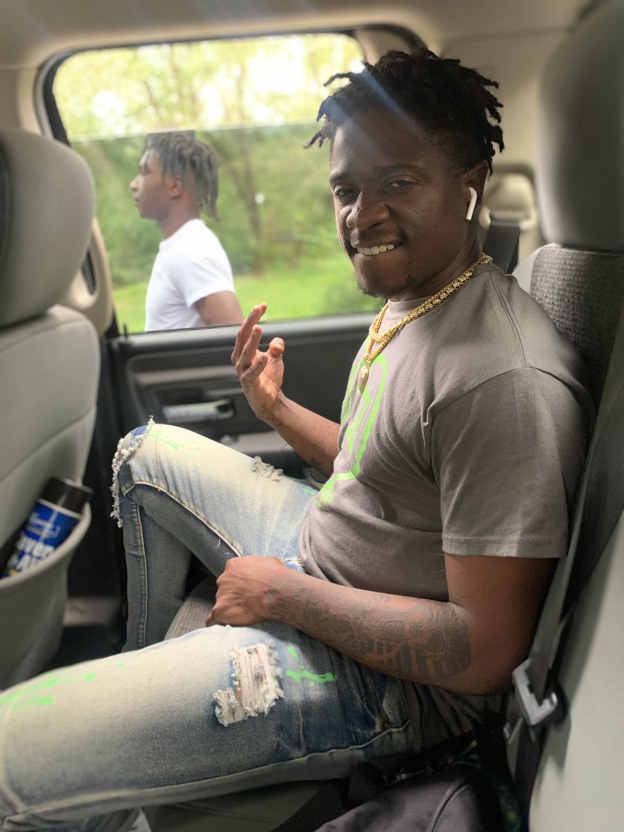 bigcoptaaa's tweet photo. Aint sellin my soul for $100k🙅🏾♂️ Take me home🏚 #Gunroe💚 https://t.co/B6sgv5n2cx