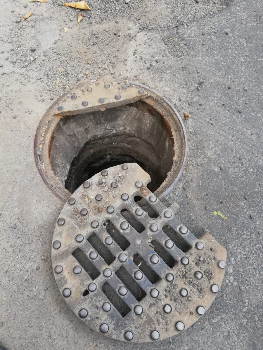 AlcCuauhtemocMx's tweet photo. Personal de #ServiciosUrbanos en #Cuauhtémoc realizó el cambio de brocal de pozo ubicado en la calle de Enrique González Martínez, colonia #SantaMaríaLaRibera. https://t.co/BLgRIdkdRJ
