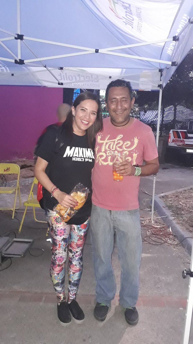 monkymtz's tweet photo. @Bonmaxima Víctor Manuel Martínez García unas de rockxlavida con @vanemaxima que la agarre comiendo do sorry 🤦🏻‍♂️🤦🏻‍♂️🤦🏻‍♂️, y siempre muy atenta @Nadiamaxima  y sara. #MaximaLaBeriso #BonMorning el equipo @MAXIMA1067FM siempre jalando con la banda 🤟🏻🤟🏻🍻 pa la foto https://t.co/ZoRYb8y3J7
