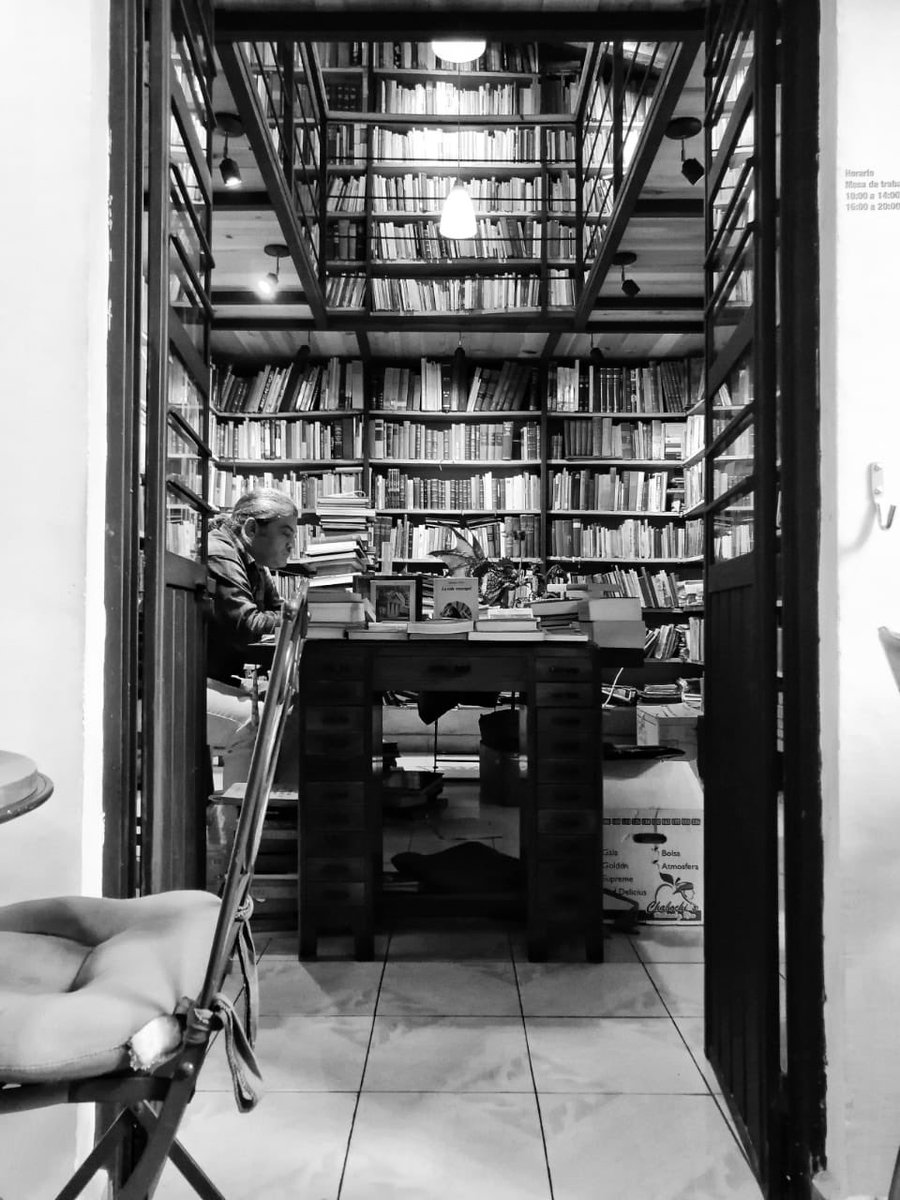 Colgando libros en BIBLIOFILIA APASIONADA 
Foto Eka Ríos