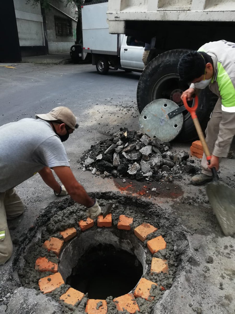 AlcCuauhtemocMx's tweet photo. Personal de #ServiciosUrbanos en #Cuauhtémoc realizó el cambio de brocal de pozo ubicado en la calle de Enrique González Martínez, colonia #SantaMaríaLaRibera. https://t.co/BLgRIdkdRJ