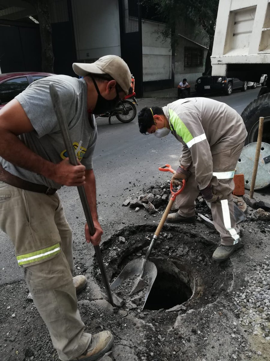 AlcCuauhtemocMx's tweet photo. Personal de #ServiciosUrbanos en #Cuauhtémoc realizó el cambio de brocal de pozo ubicado en la calle de Enrique González Martínez, colonia #SantaMaríaLaRibera. https://t.co/BLgRIdkdRJ