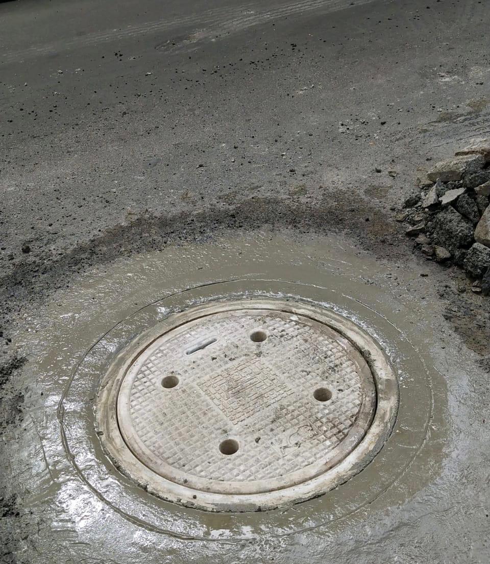 AlcCuauhtemocMx's tweet photo. Personal de #ServiciosUrbanos en #Cuauhtémoc realizó el cambio de brocal de pozo ubicado en la calle de Enrique González Martínez, colonia #SantaMaríaLaRibera. https://t.co/BLgRIdkdRJ