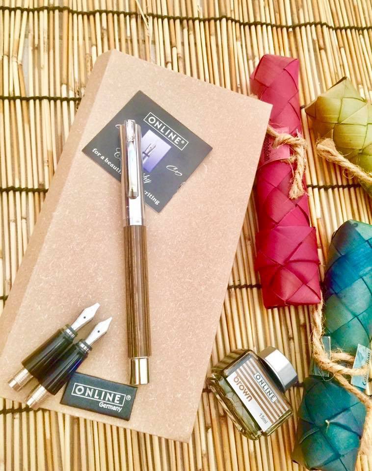 CircleplusHK's tweet photo. ONLINE African Maroon Calligraphy fountain pen set. Fountain pen with nib 1.4mm, 2 grip parts 0.8mm / 1.8mm, Convertor &amp; Ink bottle, brown ink

ONLINE African Maroon 藝術字書法鋼筆套裝。筆尖1.4毫米，2個手握部件0.8毫米/1.8毫米，轉換器和墨水瓶，棕色墨水 https://t.co/M4XFkXKE15