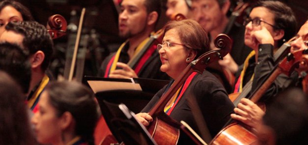 Larissacostas's tweet photo. 2015, @TibisayLucena8, tocando en el aniversario del Sistema de Orquestas, dirigida por Gustavo Dudamel. Otro secreto muy bien guardado del Caribe. Felicidades y los deseos de una exitosa gestión en la Universidad Experimental de las Artes https://t.co/t5qqU9VMhy