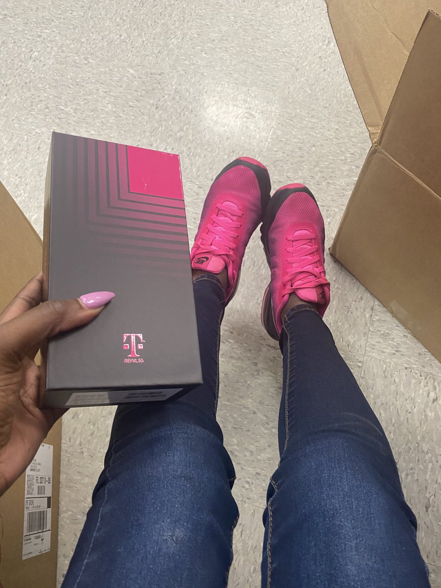 Mobilechick85's tweet photo. #lgrevvl matching my kicks yass💗💗 #MagentaShoes #ElNorte #LGRevvl https://t.co/Yt6F1Gx4lC