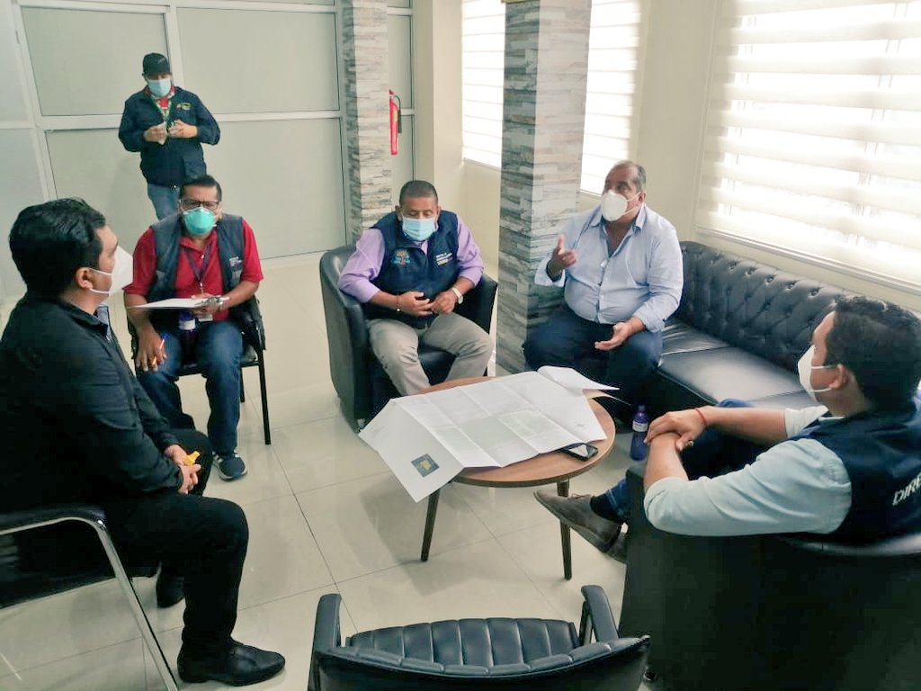 ViviendaEc's tweet photo. #LosRíos | Personal de @ViviendaEc, @CasaParaTodosEP y representantes de la Constructora #Sumec se reunieron con el alcalde @FuertesCelso de @GADMValencia para coordinar acciones e iniciar la construcción de viviendas de la Misión #CasaParaTodos en el cantón. #ConstruimosHogares https://t.co/evVUg4H1TY
