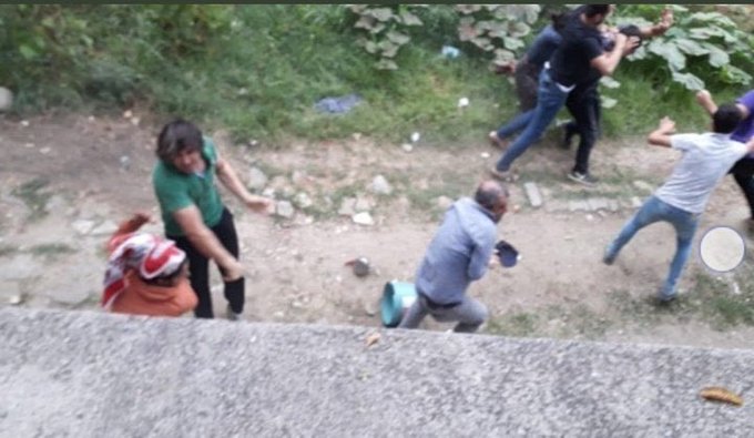 merdanyanardag's tweet photo. Sakarya'da mevsimlik işçilere kalkan o ırkçı el, kucağında bebeği olan bir anneye atılan bu yumruk, ülkenin geldiği utanç verici yerin en somut resmidir. Bu ülkeyi bu ayıptan kurtaramazsak yazıklar olsun bize.. 
#sakaryadaişçileresaldırı https://t.co/jiOn8qObK0