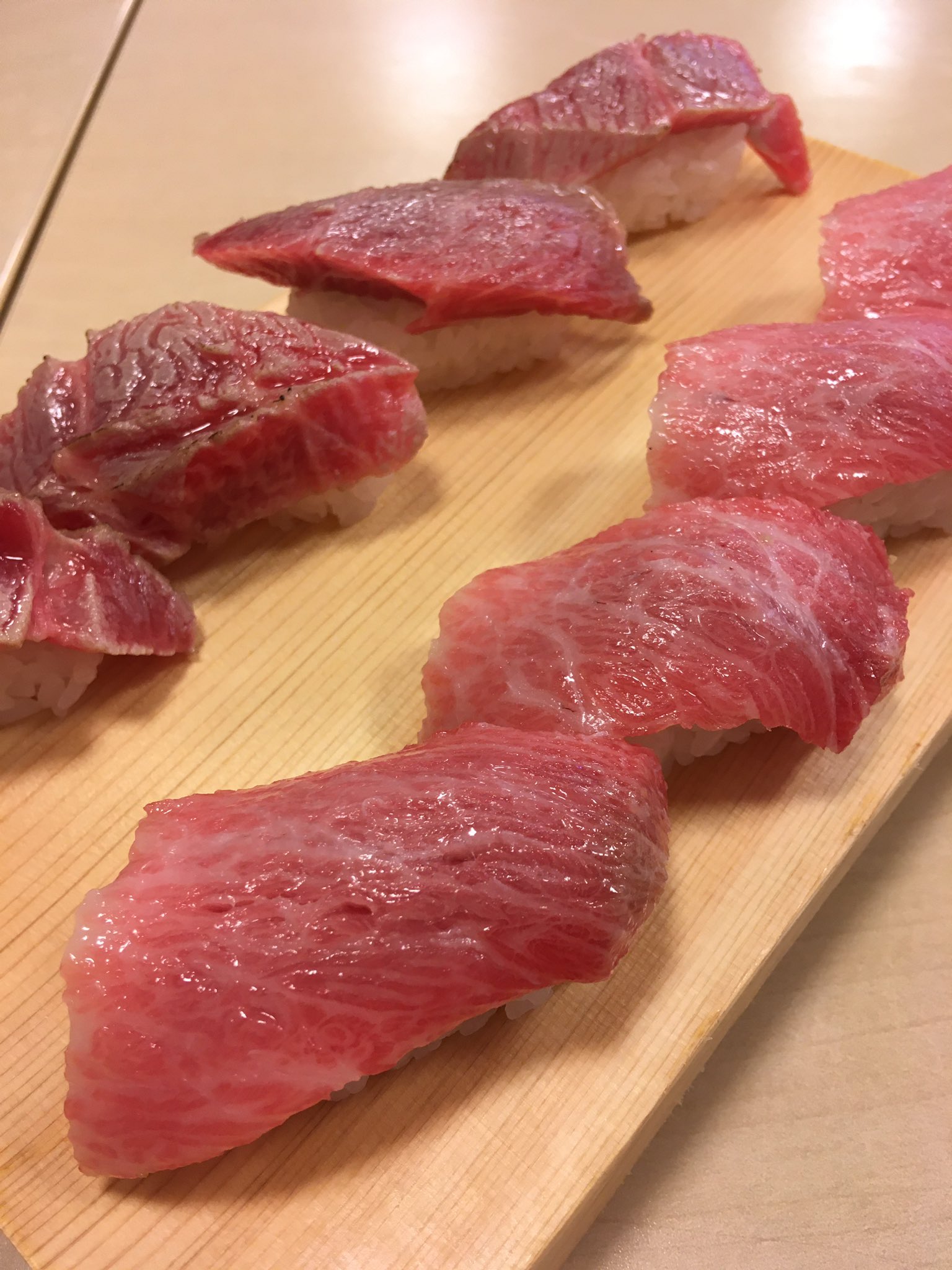 ヒミツのイバラキ Sur Twitter ひたちなか市の那珂湊おさかな市場内にある 海鮮すし 海花亭 のマグロの握りと海鮮 丼 握りは本当に口の中でとろけます 海鮮丼も新鮮な魚介が豊富で大満足でした ヒミツのイバラキ 茨城 ひたちなか市 那珂湊 海鮮丼 寿司