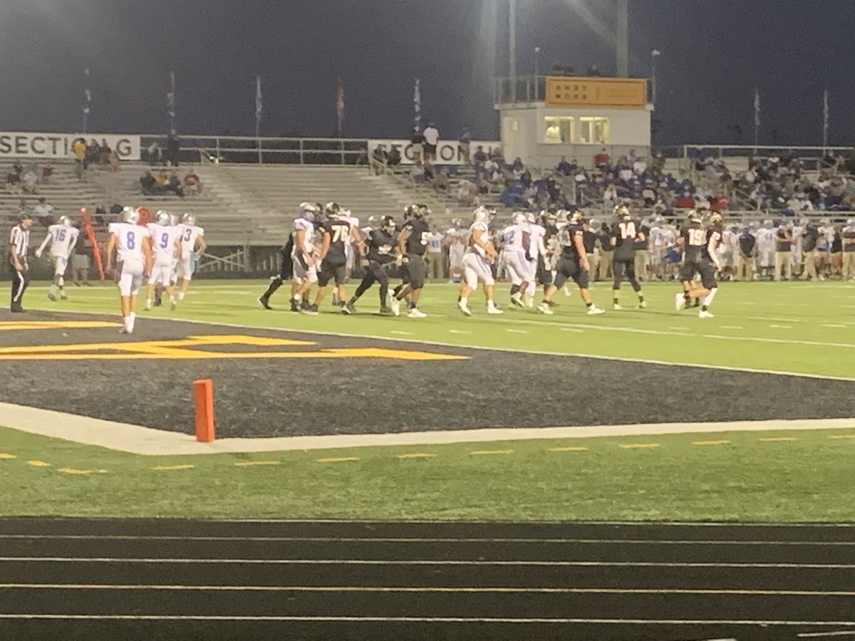 TheOfficerCraig's tweet photo. And just like that, it’s a ballgame on Senior Night. The @AvonFBOrioles start to mount a comeback and score 14 unanswered points.
Avon 14
@HSEHighSchool 25
with 8 min. to go in the 3rd qtr.
#GoAvon https://t.co/j88e4dQM5u