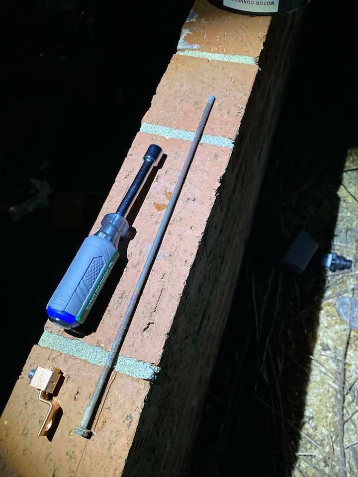 FatedFilms's tweet image. I’ve never seen a screw so stupidly long in my entire life. via Facebook ift.tt/2QXlsXi