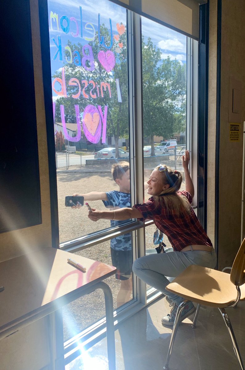 Where there’s a will there’s a way!I can hardly contain my excitement for next week. Today was full of window hugs... it might not be quite as good as the real thing but it definitely gets the message across. “Kiddos, I love you”. #bestjobintheworld #TeacherLife <a href="/RegPublicSchool/">Regina Public Schools</a>