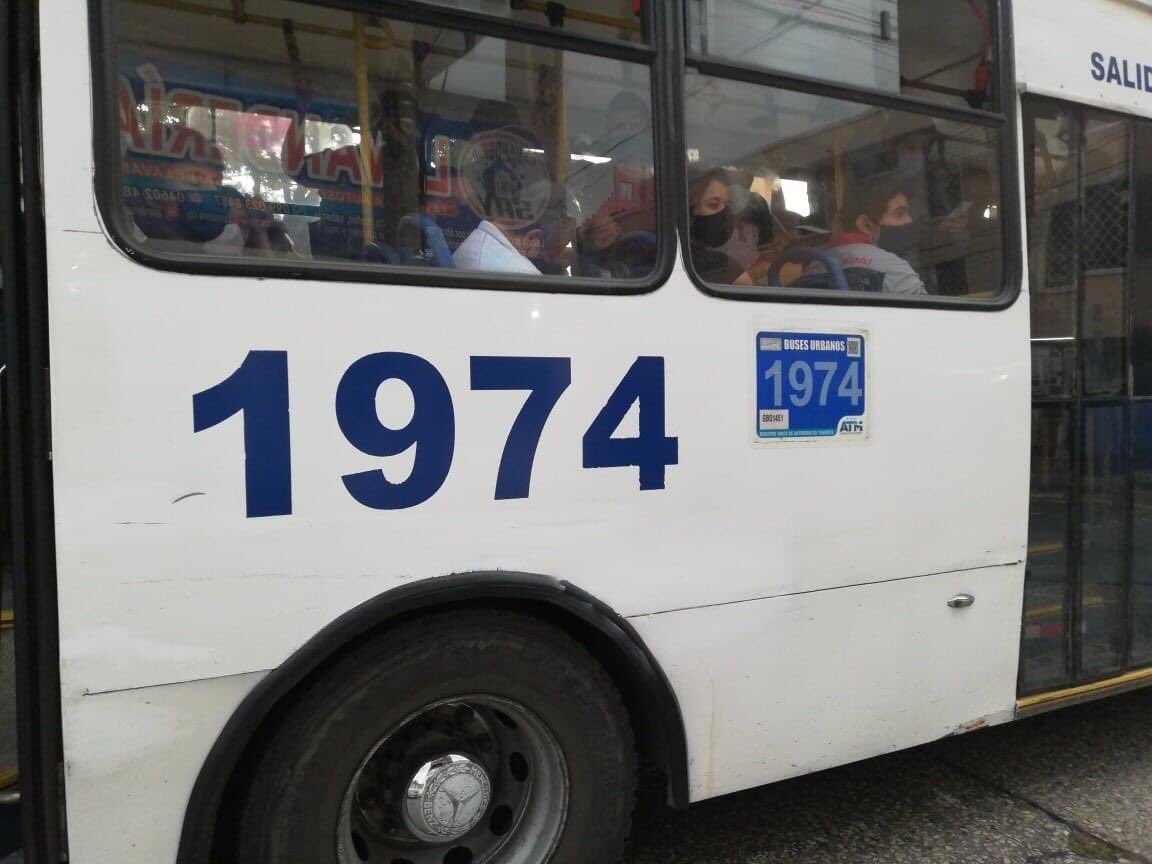 marlongoya's tweet photo. #Guayaquil 
Buses urbanos incumplen el aforo permitido en sus recorridos, así nos reportan ciudadanos, en fotografía enviada a nuestra cuenta de #Twitter, piden a las autoridades mayor control a conductores que hacen caso omiso a las medidas sanitarias. https://t.co/Eo8ZWROwKJ