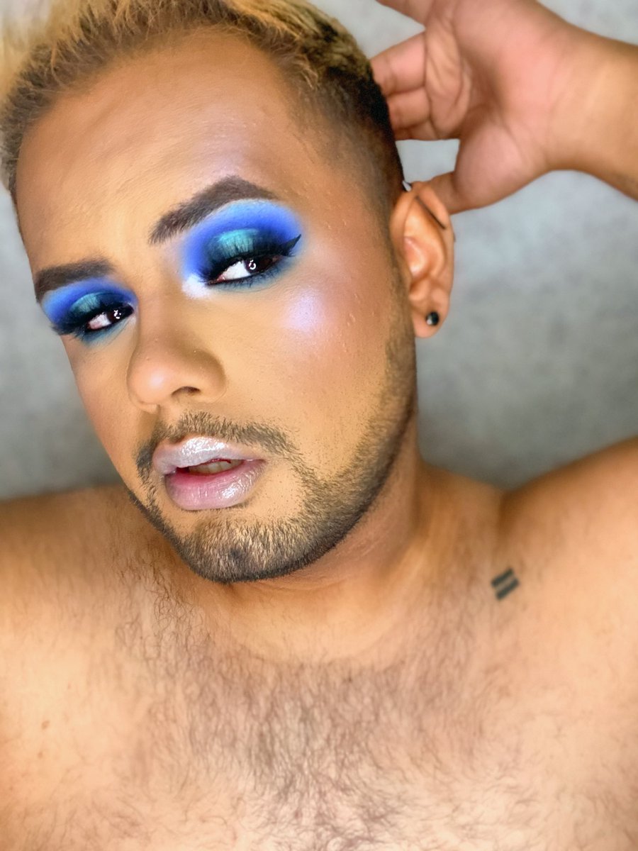 oscarxxavier's tweet photo. Dreamin’ in Blue 💙 

Using @JeffreeStar #BlueBlood

#jeffreestarcosmetics #jeffreestar #minibreaker #blueblood #cremated #smokeyeye #halocutcrease #hudabeauties #fauxfilter #mauve #gayguy #gay #malemua #underratedmuas #colourpop #colourpopcosmetics #benefitcosmetics https://t.co/RlSJvGOuZk