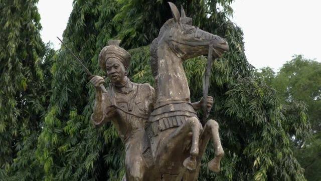 At the demise of her parents around 1566, her brother was named king of Zazzau. During this time, she had gained notoriety for her military might and became a leading warrior in her brother’s cabinet.